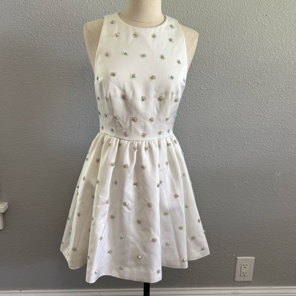 Keepsake Fit & Flare White Embellished Flower Dress Size Small‎ EUC